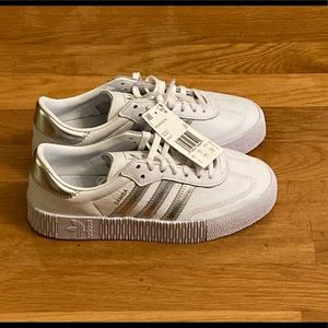 Adidas sneakers Sambarose Wide. White with gold details.